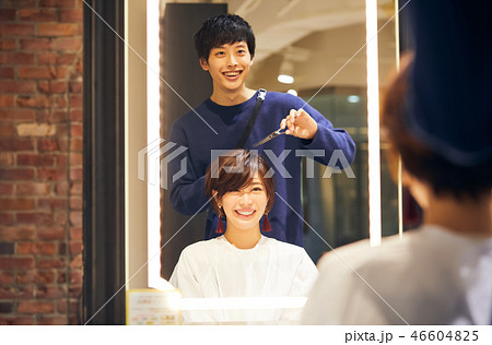 美容院にいる女性　ショートカット 46604825