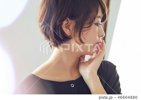 ショートカットの女性　ビューティー 46604880