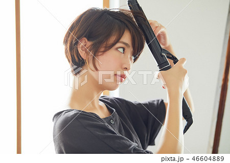 ヘアセットをする女性　ショートカット 46604889