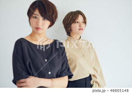 ショートカットの女性 ポートレート ショートカットの女性 ポートレート 46605148