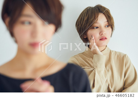 ショートカットの女性 ポートレート ショートカットの女性 ポートレート 46605182