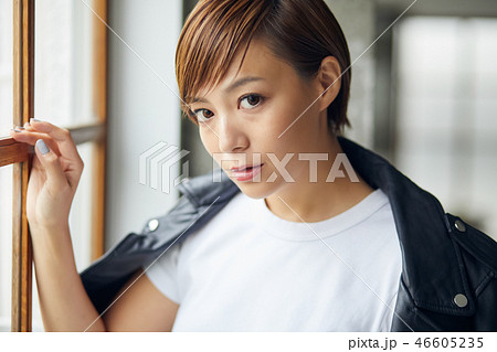 ショートカットの女性 ポートレート ショートカットの女性 ポートレート 46605235