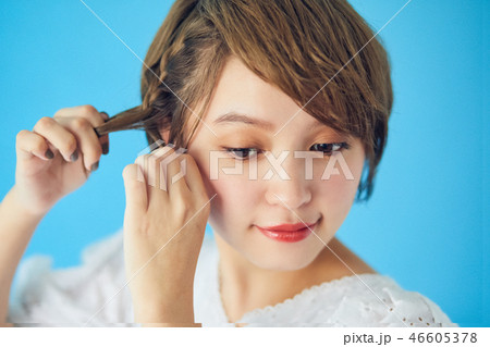 ヘアセットをする女性 ショートカットの写真素材