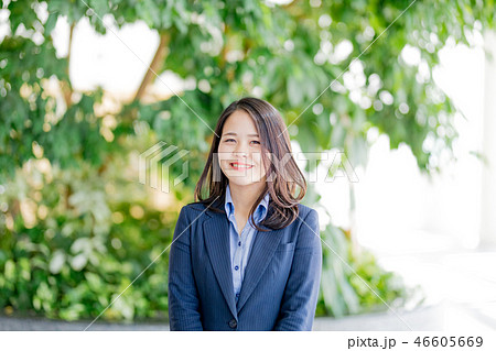 女性　受付　案内　オフィス 46605669