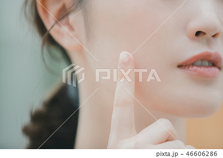 young woman 46606286