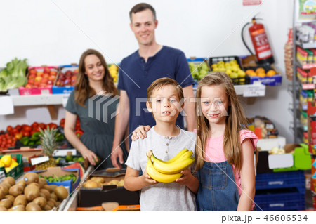 Smiling preteen kids showing fresh delicious bananas 46606534