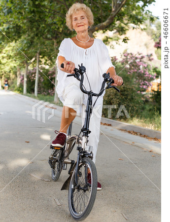 Elderly woman going to biking Elderly woman going to biking 46606671