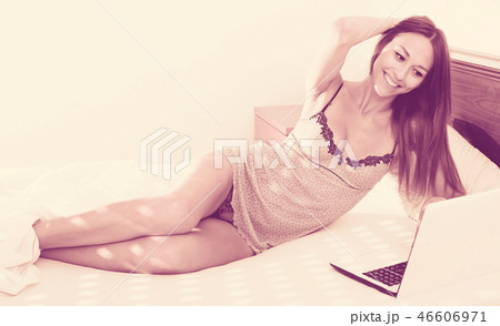 woman lying with laptop 46606971