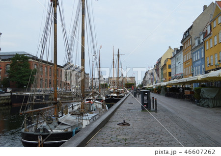 デンマーク、コペンハーゲン、ニューハウンのヨットとレストラン街 デンマーク、コペンハーゲン、ニューハウンのヨットとレストラン街 46607262
