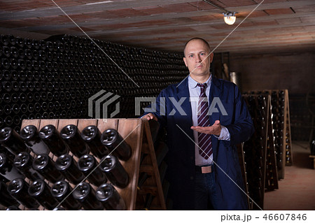 Winemaker inviting to wine cellar 46607846