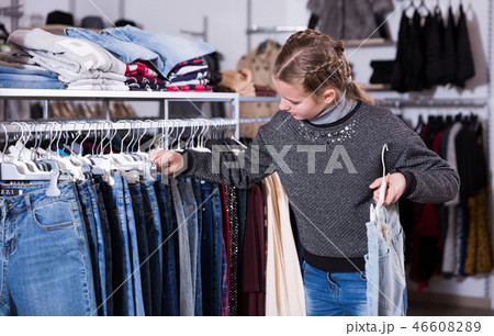 Girl choosing jeans in store 46608289