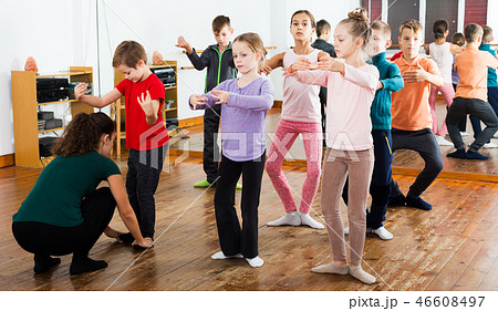 Children studying ballet 46608497