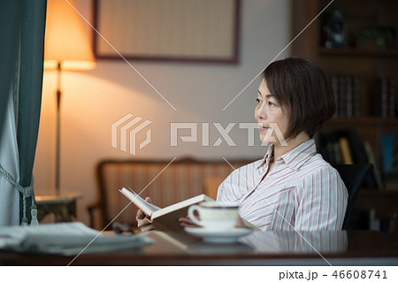 読書する女性 46608741