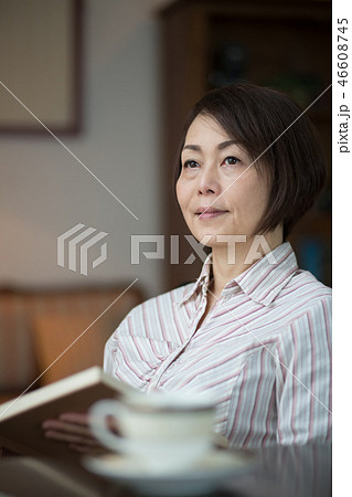 読書する女性 46608745