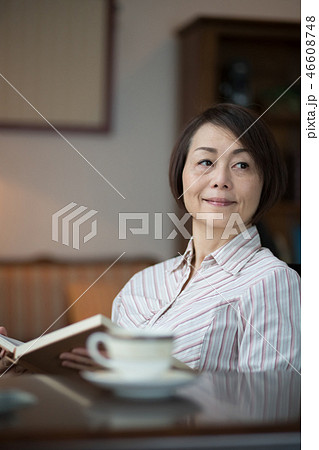 読書する女性 46608748