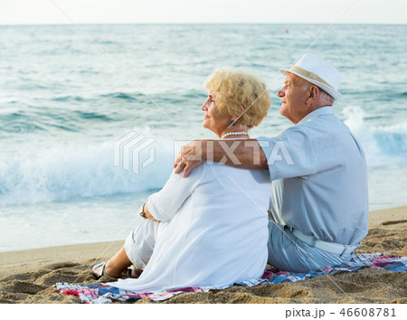 Portrait of female and male on the beach 46608781