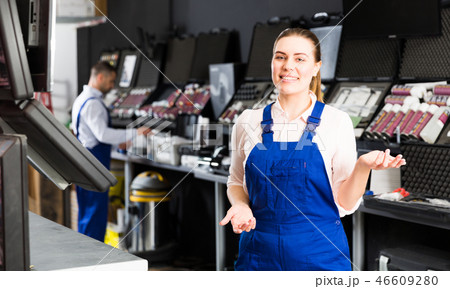 Girl in workwear meeting clients 46609280