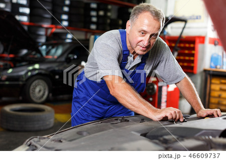 Mechanic engaged in car repair Mechanic engaged in car repair 46609737
