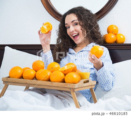 Young woman with orange juice and fruits Young woman with orange juice and fruits 46610185