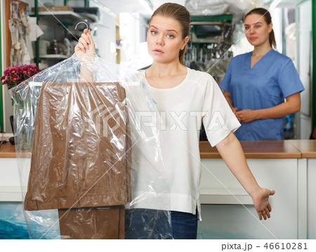 Dissatisfied client of dry cleaning 46610281