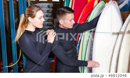 Couple choosing surf equipment Couple choosing surf equipment 46612046