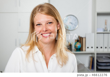 Portrait of confident businesswoman 46612276