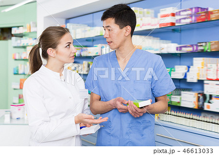 Glad man and woman is standing with medicines Glad man and woman is standing with medicines 46613033