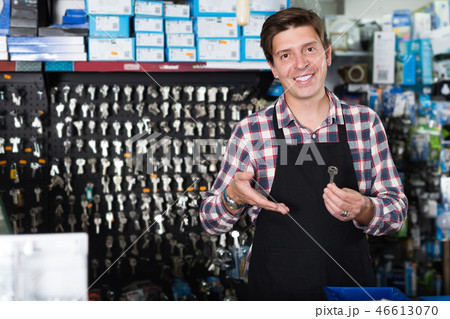 Portrait of smiling employee showing keys 46613070