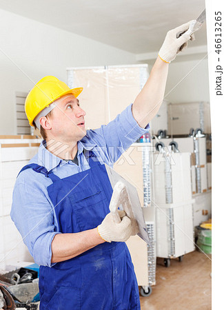 Builder puttying walls 46613265