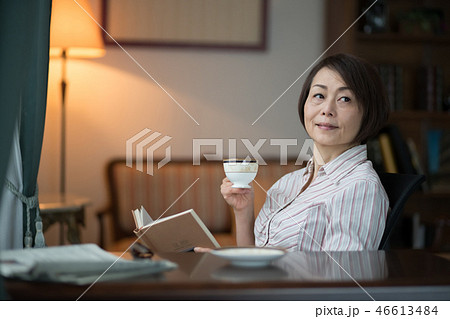 読書する女性 46613484