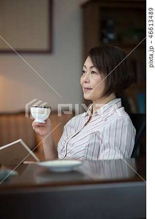 読書する女性 46613489