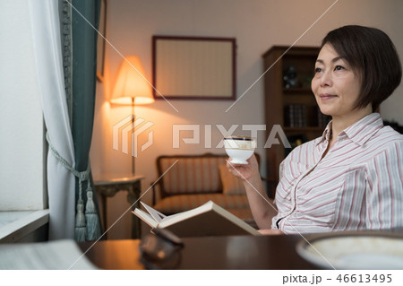 読書する女性 46613495