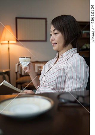 読書する女性 46613504