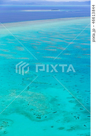 グレートバリアリーフと遠くに浮かぶグリーン島 グレートバリアリーフと遠くに浮かぶグリーン島 46613844