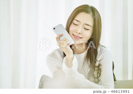 若い女性 韓国人 スマートフォン 46613991
