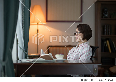 読書する女性 46614358