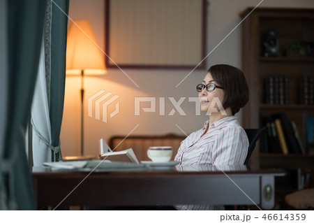 読書する女性 46614359