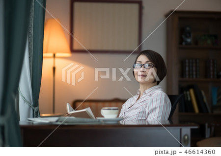 読書する女性 46614360