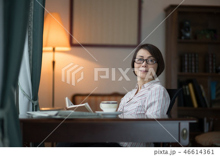 読書する女性 46614361