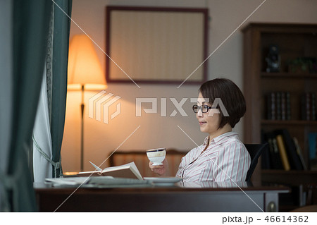 読書する女性 46614362