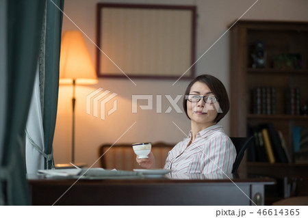 読書する女性 46614365