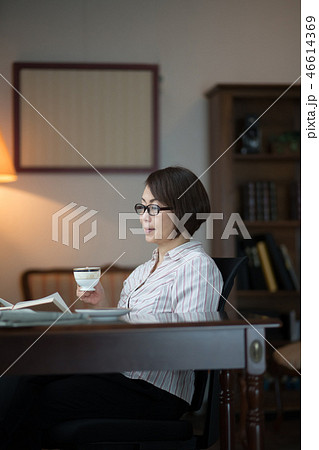 読書する女性 46614369