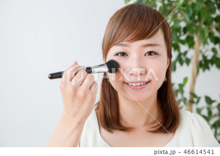 メイクをする女性 メイクをする女性 46614541