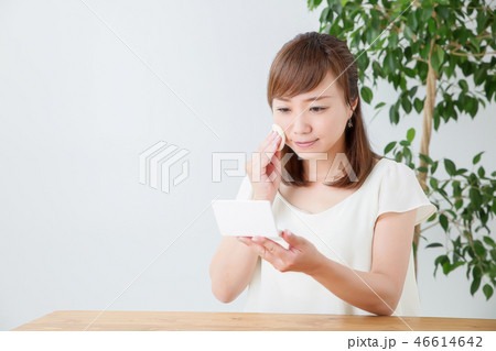 メイクする女性 メイクする女性 46614642