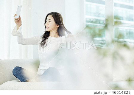 若い女性 室内 韓国人 46614825