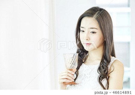 若い女性 長い髪 ロングヘア 46614891