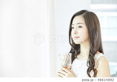 若い女性 長い髪 ロングヘア 46614892