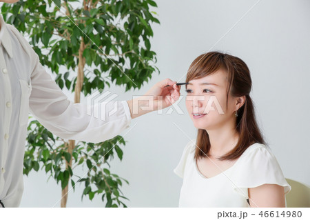 メイクをされる女性(アイブロウ) メイクをされる女性(アイブロウ) 46614980