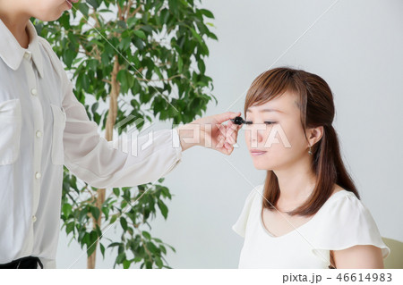 メイクをされる女性（マスカラ） 46614983