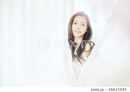 若い女性 笑顔 微笑 46615095